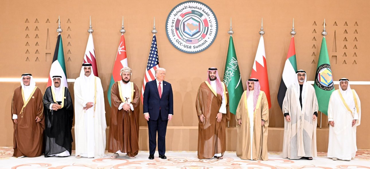 يظهر القادة في صورة جماعية خلال قمة مجلس التعاون الخليجي والولايات المتحدة الأمريكية، ويظهر فيها دونالد ترامب وشخصيات بارزة من دول الخليج العربي واقفين أمام أعلامهم الوطنية وشعار القمة الرسمي.