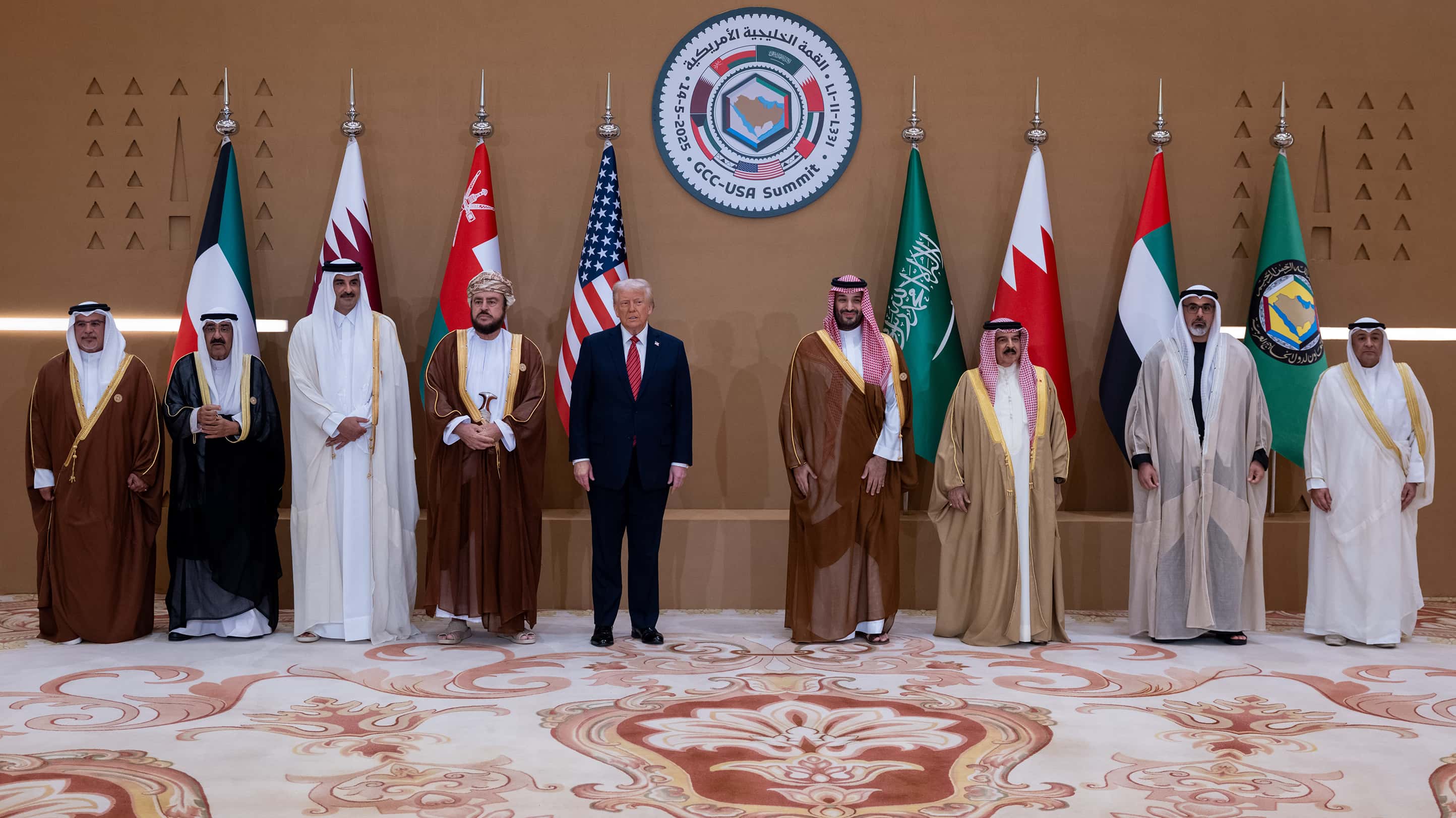 يظهر القادة في صورة جماعية خلال قمة مجلس التعاون الخليجي والولايات المتحدة الأمريكية، ويظهر فيها دونالد ترامب وشخصيات بارزة من دول الخليج العربي واقفين أمام أعلامهم الوطنية وشعار القمة الرسمي.